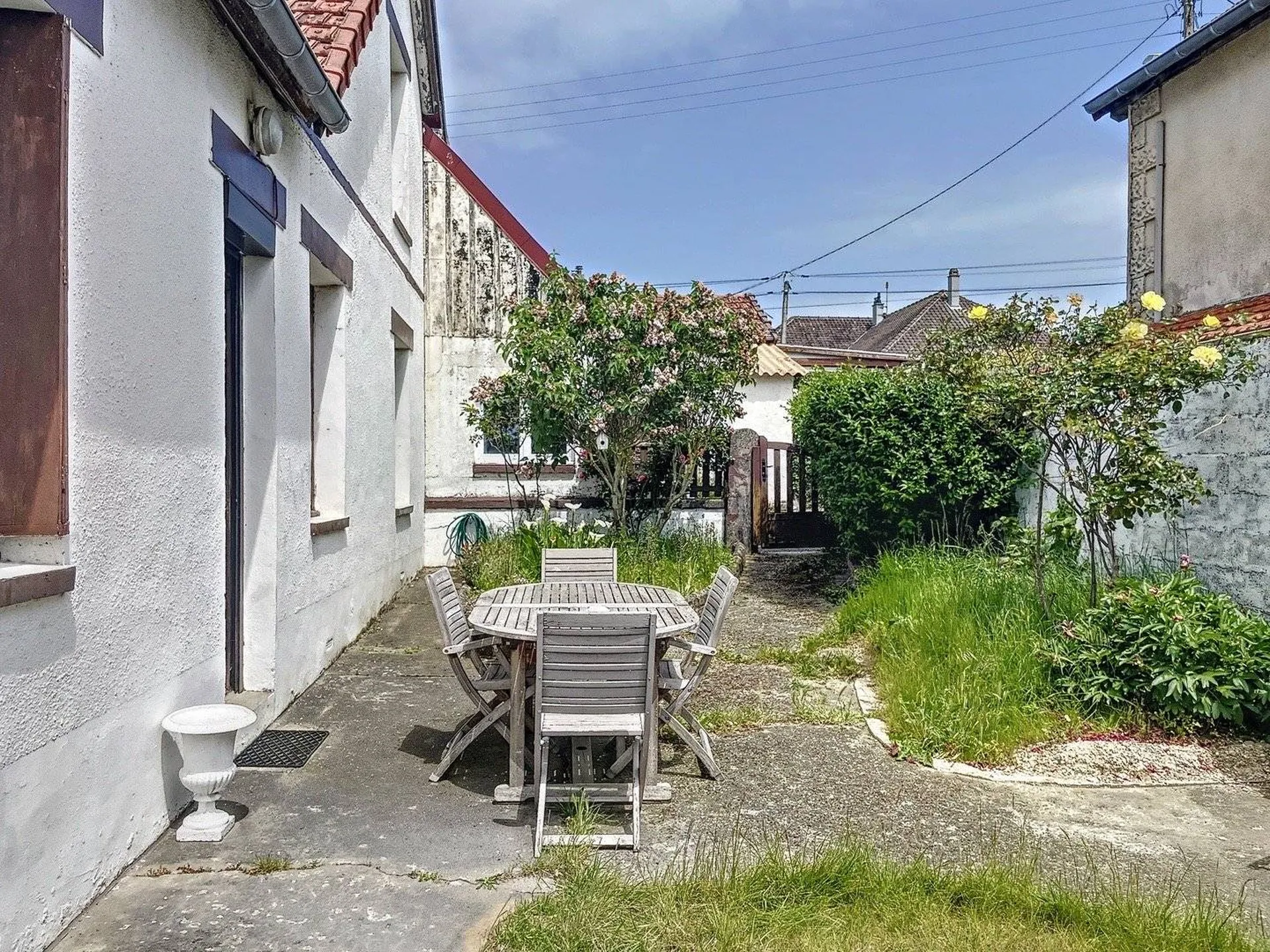 A vendre, Charmante maison de ville lumineuse de 66m² nichée sur les hauteurs de Dieppe et sa cour fermée d’environ 100m2, en Normandie.