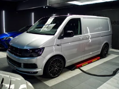 Grâce au PPF film de protection XPEL, ce Volkswagen T6 est prêt à affronter les kilomètres tout en conservant une carrosserie impeccable.