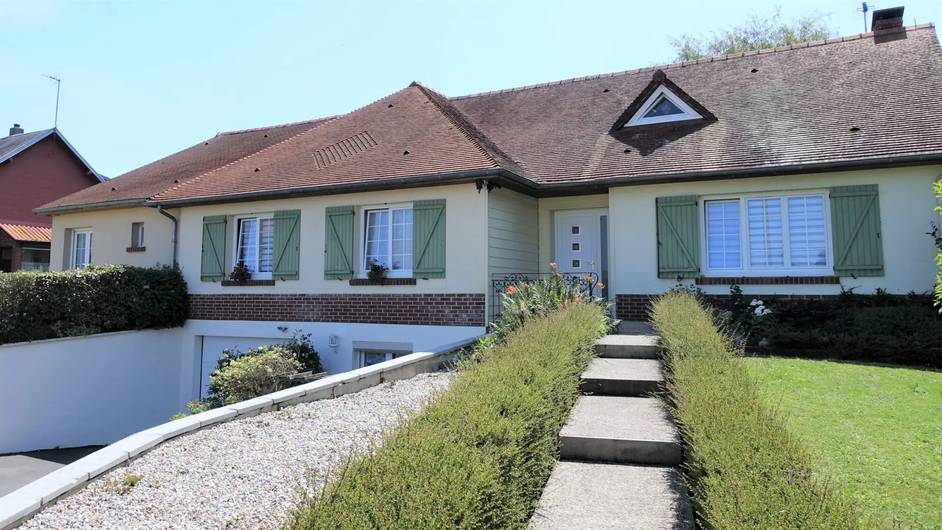 Maison de ville gros potentiel chambres d'hôtes, 7 chambres (dont 3 chambres d'hôtes), 3 salles d'eau à 3 min du front de mer. Axe Le Tréport 76470 - Saint-Valery-sur-Somme 80230