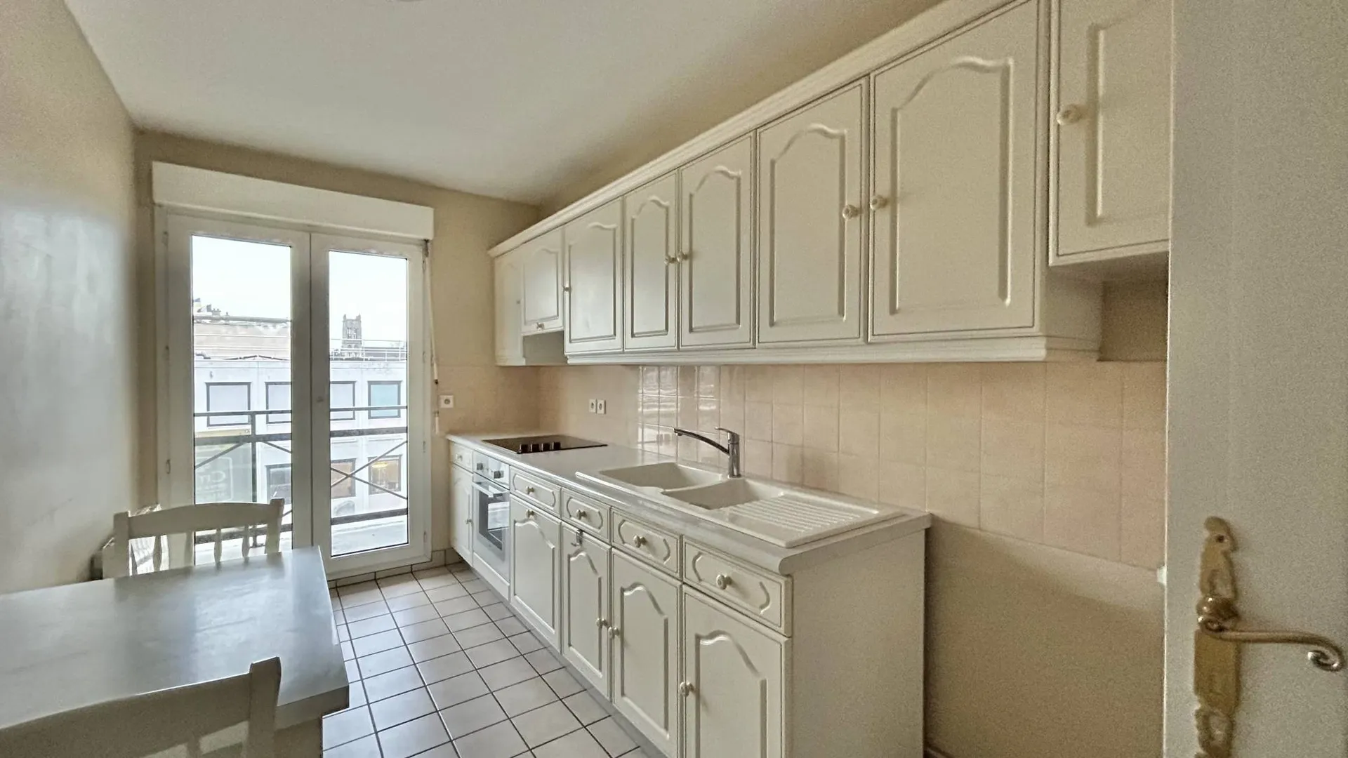 Appartement de type T3 de 74.4m² Carrez, avec balcon et ascenseur et garage, en centre-ville de Dieppe.