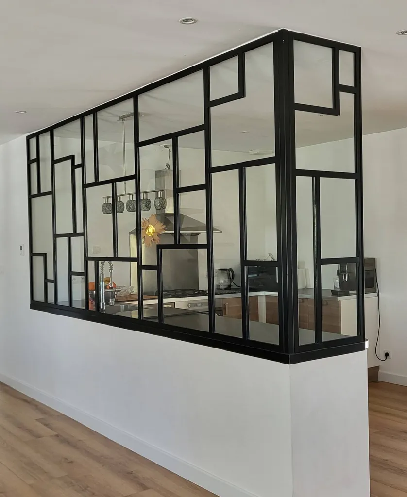 Verrière acier moderne sur mesure à Évreux (27) avec profil fin et vitrage sécurisé 44.2 pour séparation élégante de vos espaces intérieurs particuliers et professionnels