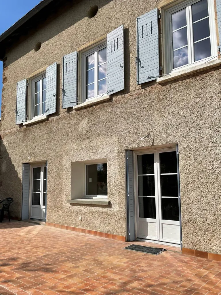 Façade après création de la fenêtre avec reprise du crépi pour une intégration esthétique harmonieuse