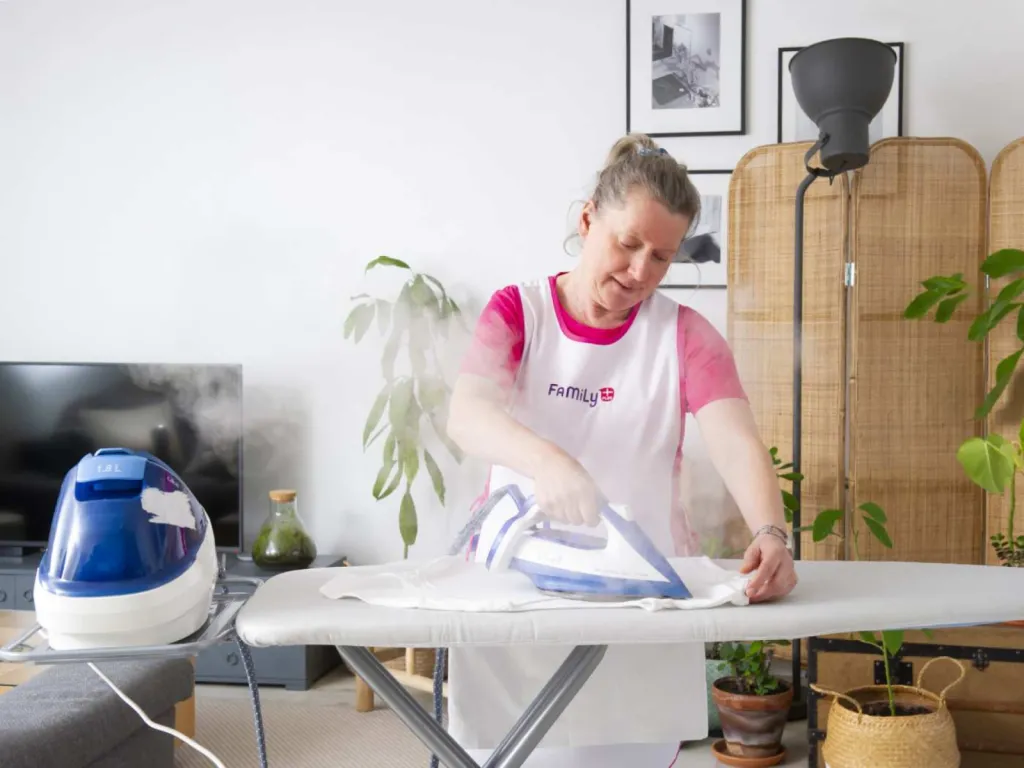 photographe à Lyon pour shooting service à la personne repassage à domicile par une employée Family Plus