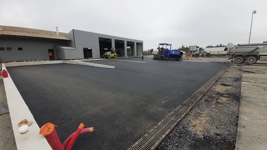 Réfection d'un parking en enrobé de bitume noir à Chateaurenard dans les Bouches du Rhône