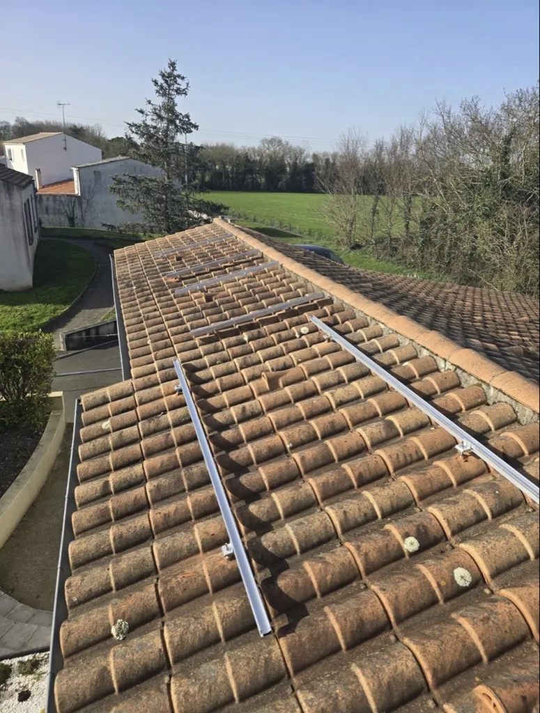Installation de panneaux photovoltaiques 6KW avec stockage batteries physique sur une maison à exposition multiple à Latresne 33360