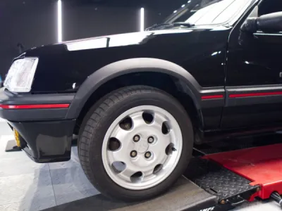 Revivez l'Éclat de votre 205 GTI avec Gloss Obsession près de Vannes : Polissage, Traitement Céramique et Plus.