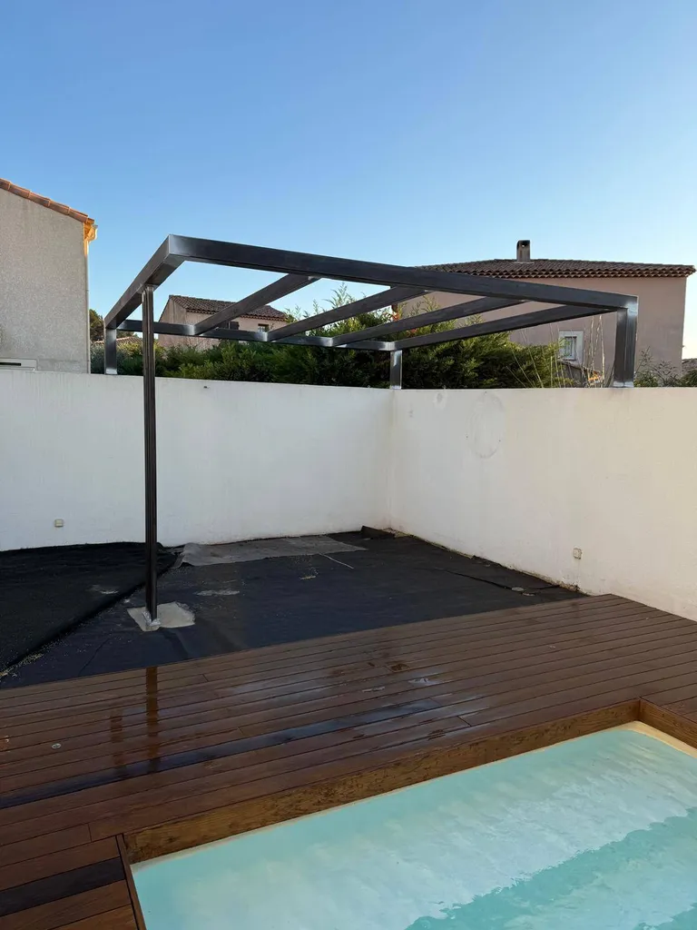 pergola en acier sur mesure pour salon de jardin à Aix en Provence