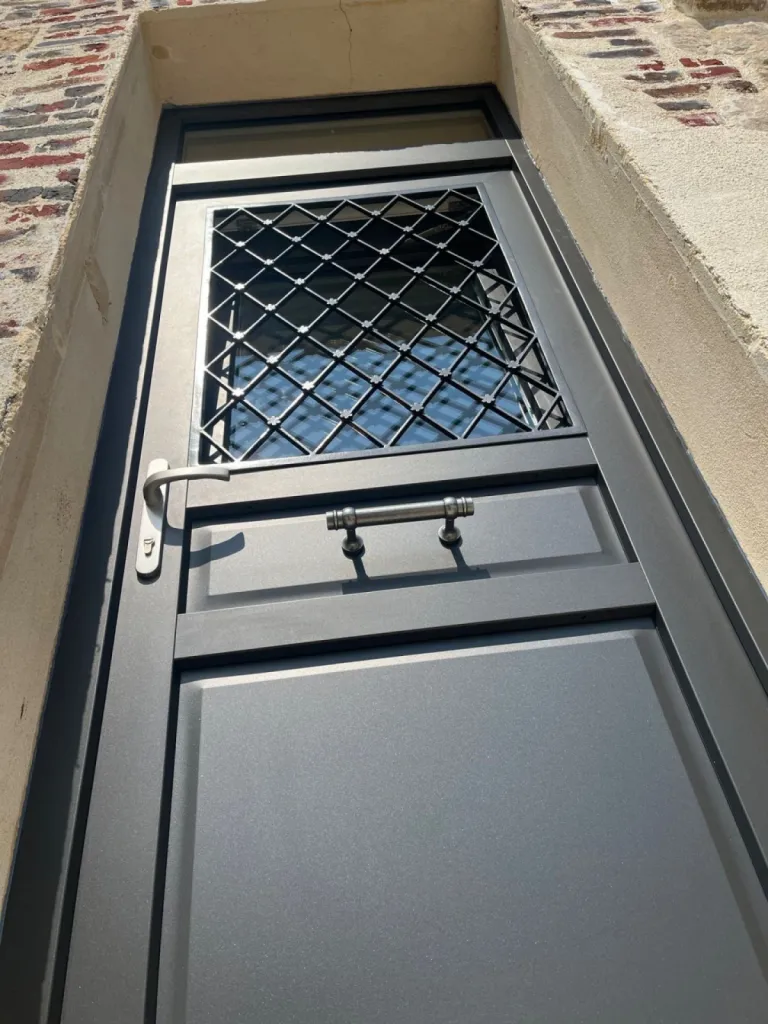 DRM Rénovation a trois domaines d’expertise : la pose de menuiserie, l’isolation par l’extérieur et le ravalement de façade par projection