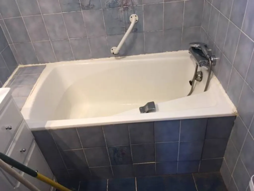 Remplacement d'une baignoire par douche sécurisée pour sénior à St Raphael, Var (83)