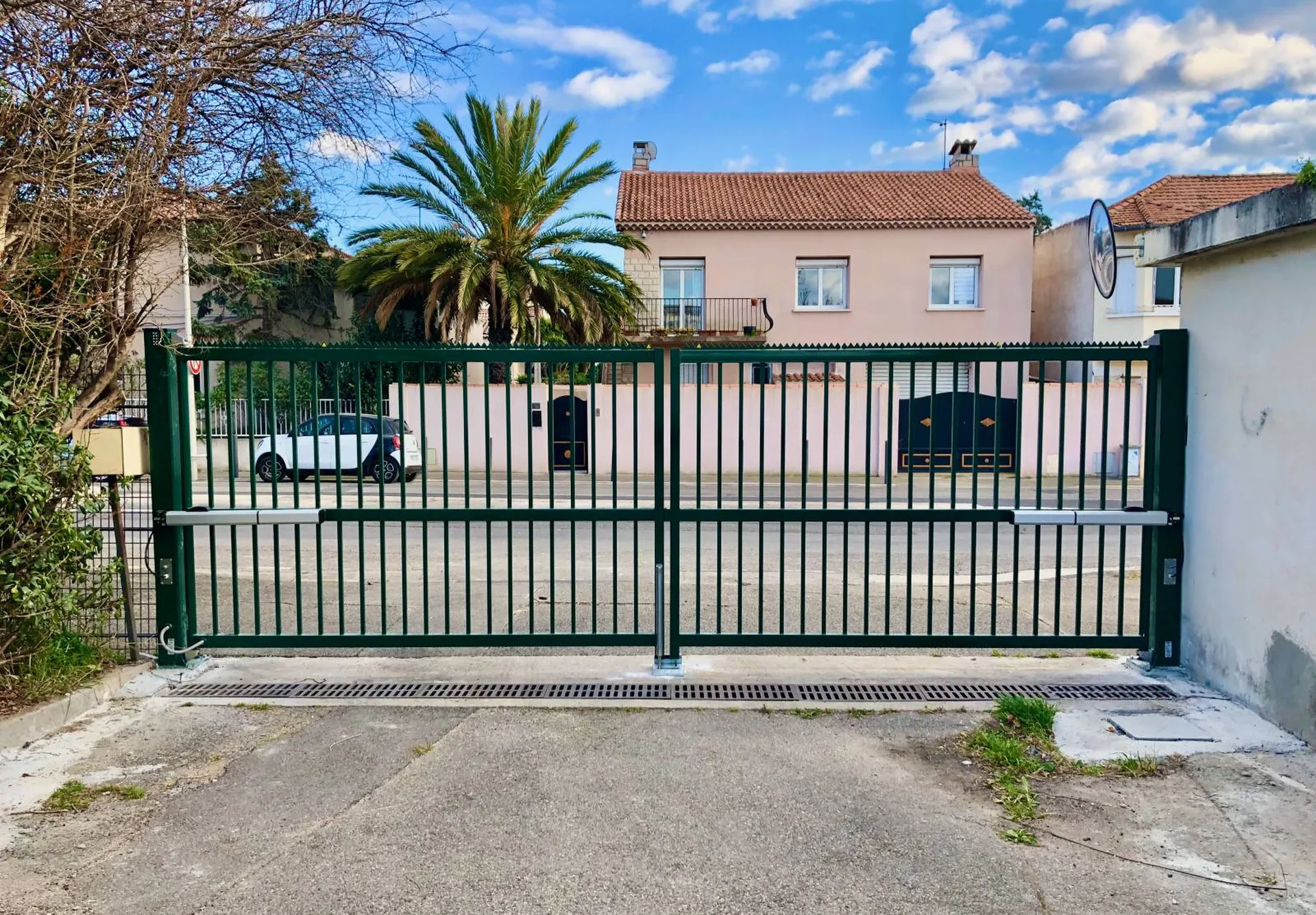 Portail battant automatique en acier barreaudé installé par la société FA2P à Marseille 13008