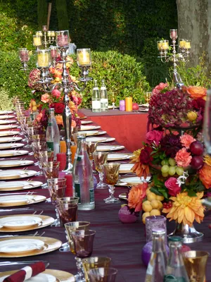 Dîner sur un thème oriental en plein air dans les jardins d'une bastide avec piscine près de Saint Rémy de Provence