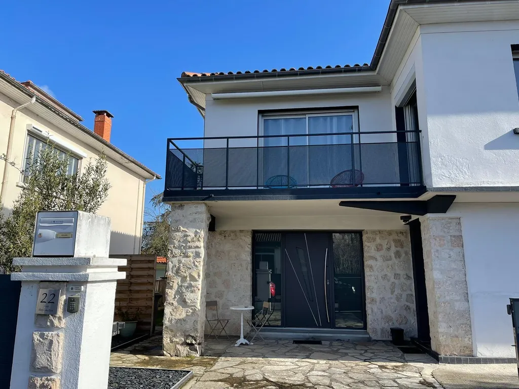 Garde-corps en acier thermolaqué avec tôle perforée carrée, réalisé sur mesure à Toulouse par Sud Ouest Métal.