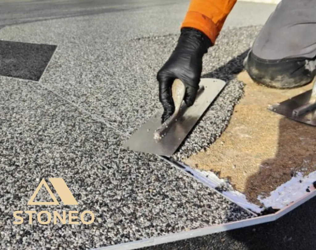 Pose de moquette de pierre professionnelle à proximité de Montélimar. Faites confiance à STONEO votre spécialiste 26 07 38 pour la création d'espaces extérieurs et intérieurs à base de granulat de marbre et de résine. A Marsanne et partout dans la Drôme, 