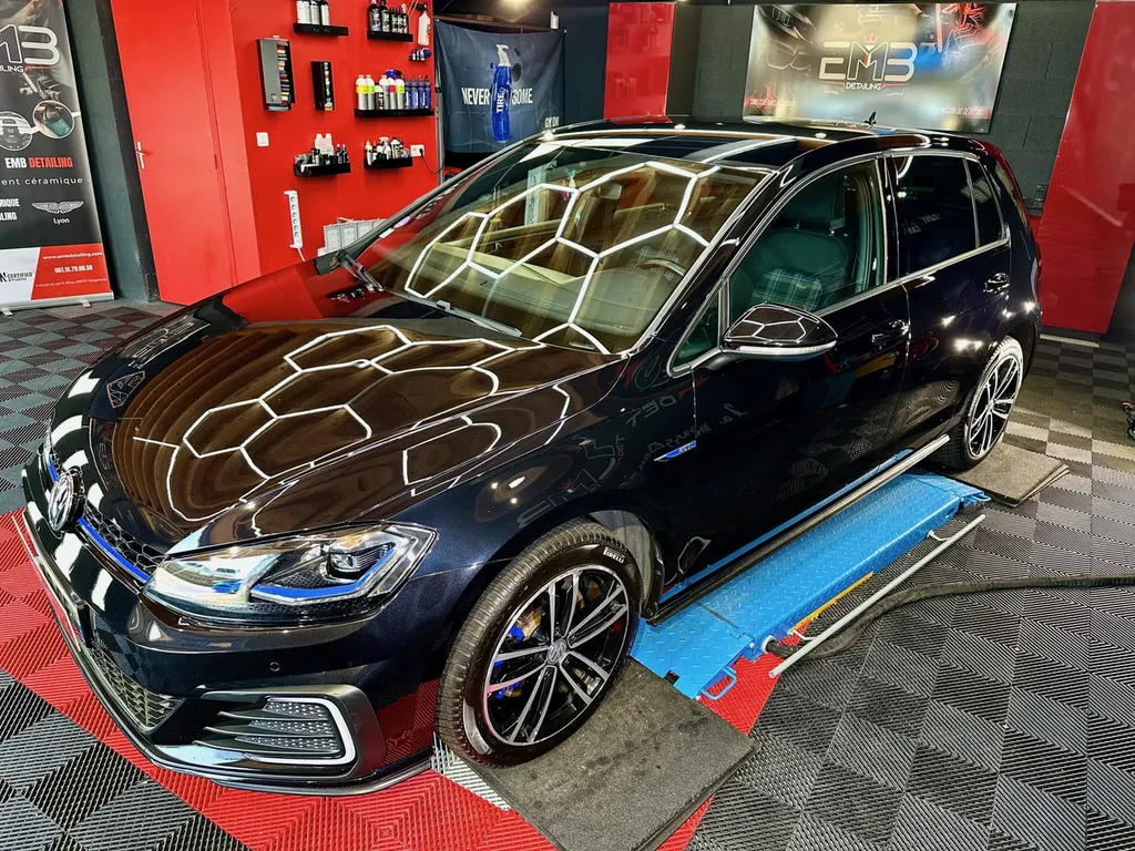 Restauration Volkswagen Golf GTE polissage Traitement céramique sur Lyon 