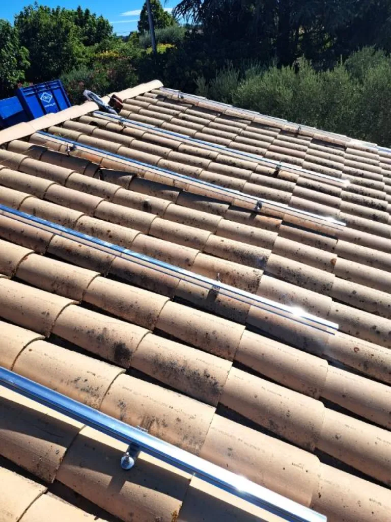 Pose de panneaux photovoltaïques sur une toiture de maison à Pertuis dans le Vaucluse dès 7 900€
