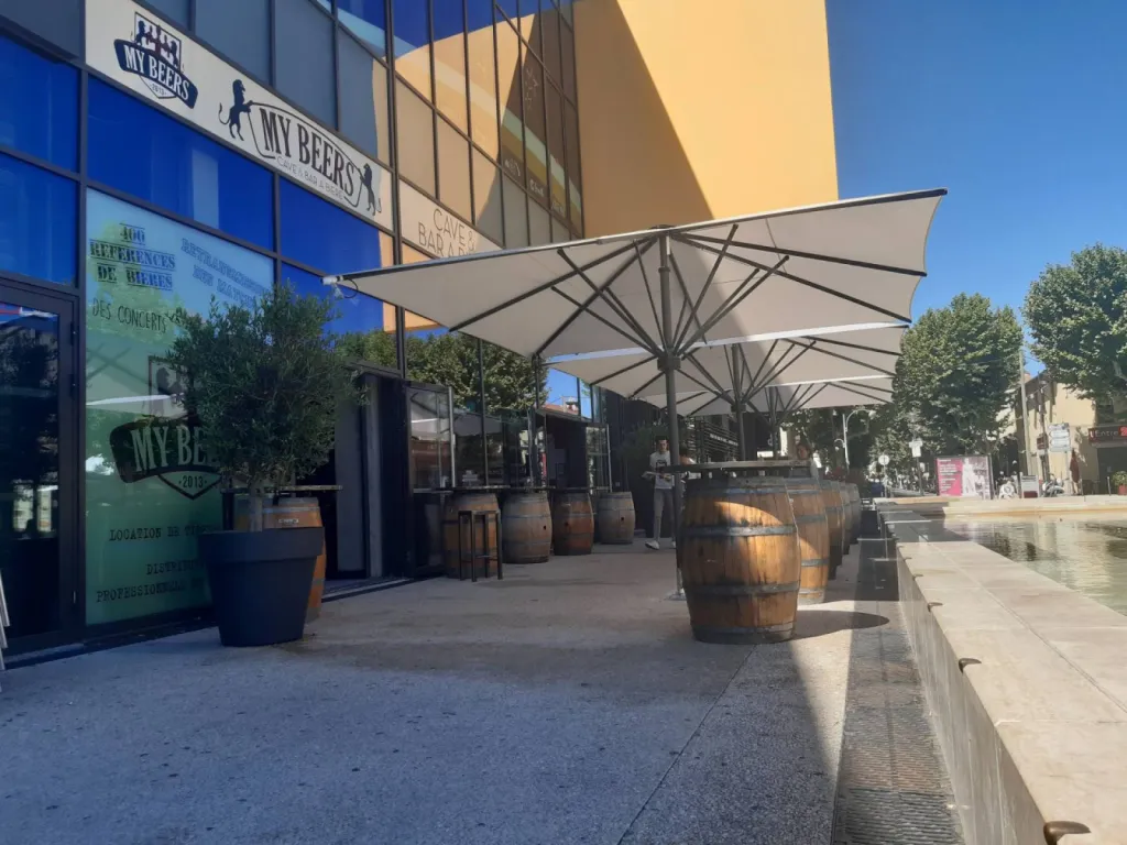 Installation de parasol pour le bar MY BEER à Salon-de-Provence (13)