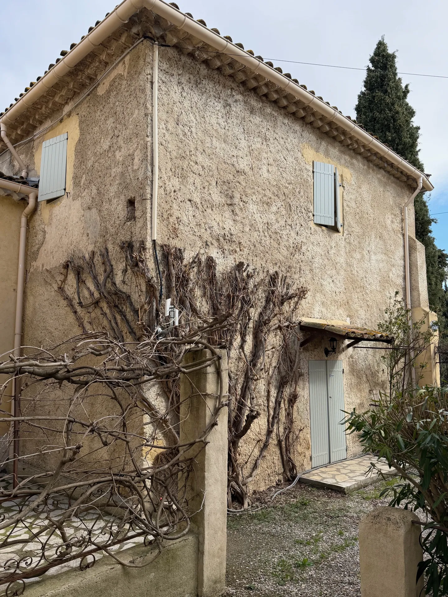 Rejointoiement des pierres avec des enduits à la chaux au Domaine St Pierre à Servian proche de Béziers