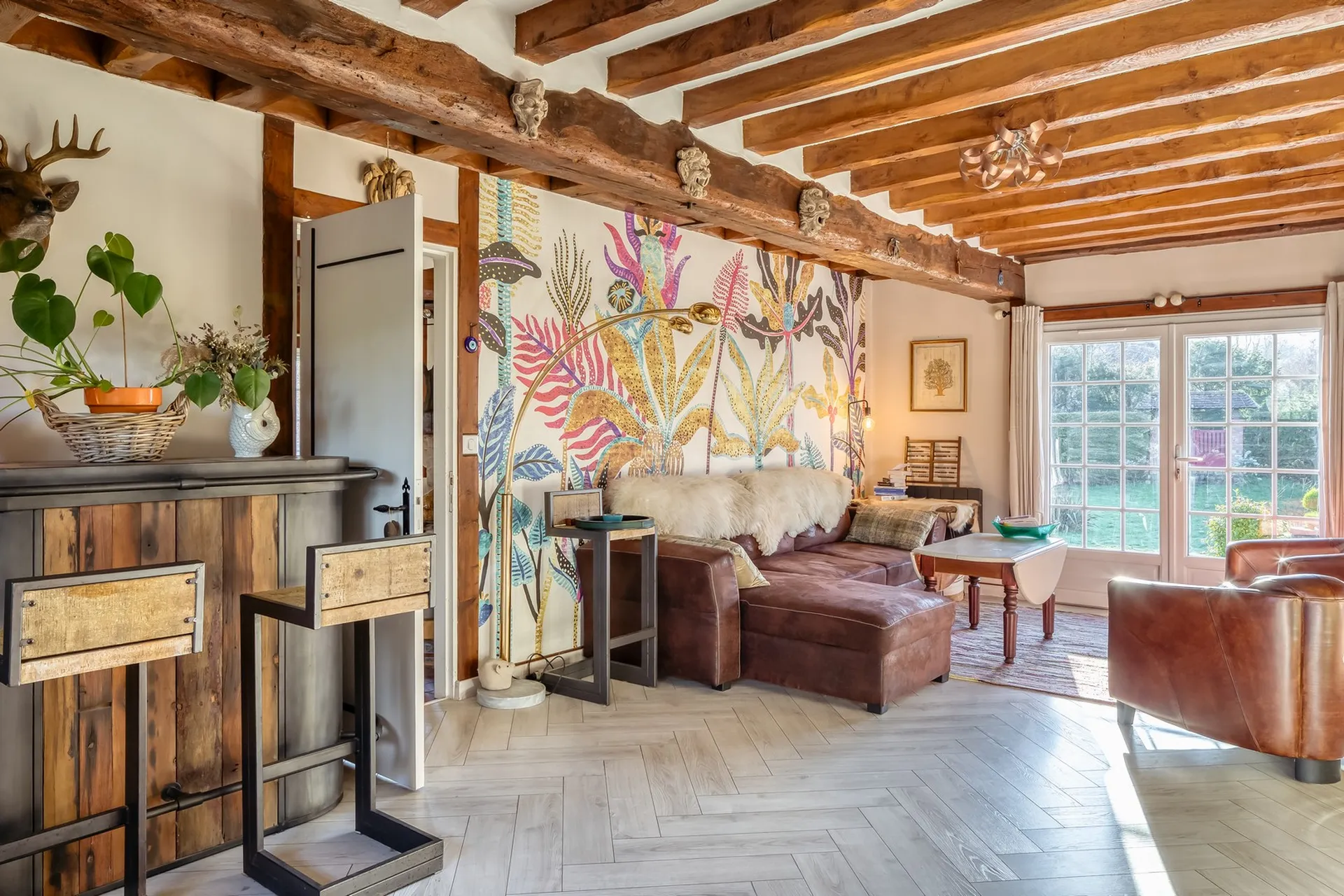 Le rez-de-chaussée comprend une entrée, un salon, un séjour pouvant être transformé en chambre de plain-pied, une salle à manger, une cuisine indépendante, une salle de bains et un WC.