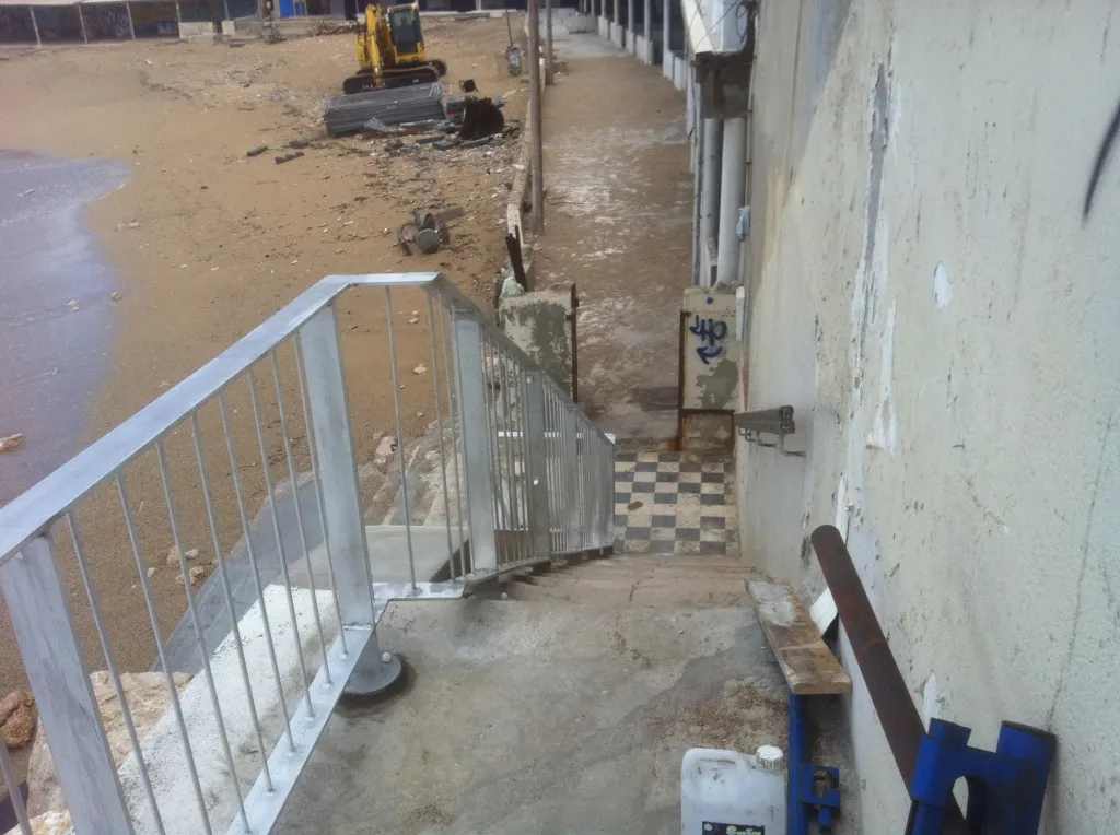 FABRICATION ET POSE GARDE CORPS INDUSTRIELS AUX NORMES SECURITE FIXES DEMONTABLES RABATTABLES GALVANISES OU PEINTS POUR TOITURE TERRRASSE PASSERELLE ESCALIER PLATE FORME A AIX EN PROVENCE 13 BDR