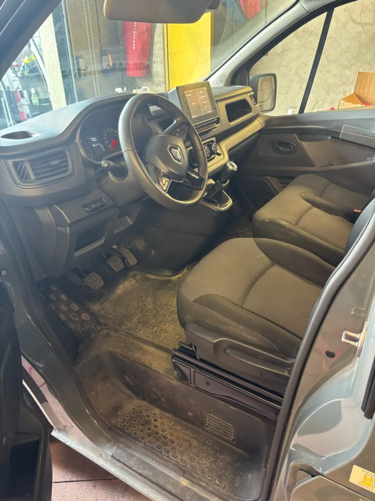 Nettoyage automobile professionnels à la Talaudiere : intervention complète sur l’habitacle conducteur avec dépoussiérage, dégraissage et restauration des surfaces intérieures.