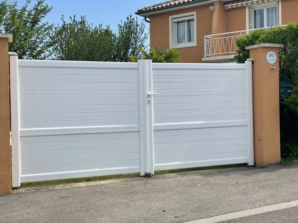 PORTAIL EN PVC BLANC A TREVOUX PRES DE LYON