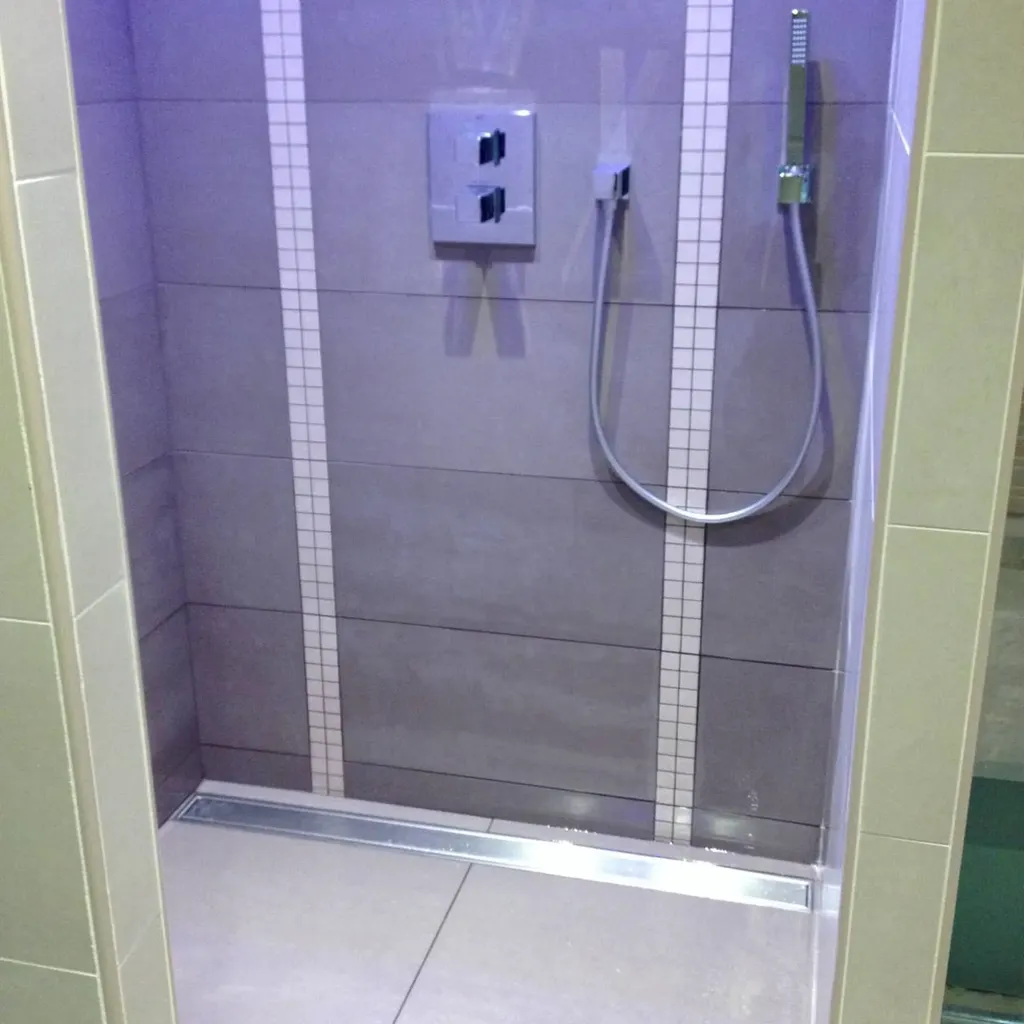 Douche à l’italienne avec caniveau lors de la rénovation de cette salle de bain à Saint-Germain-au-Mont-d’Or près de Lyon (69)