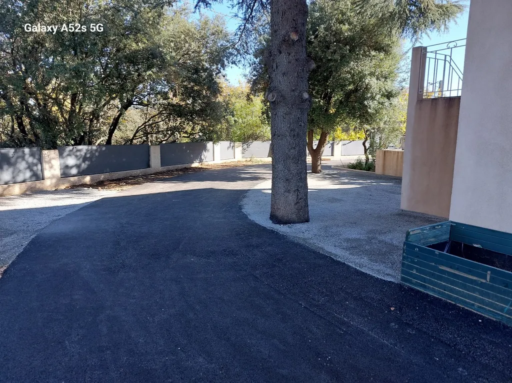 application d'enrobé de bitume noir pour réfection d'un chemin de propriété sur Saint maximin la sainte baume dans ke Var