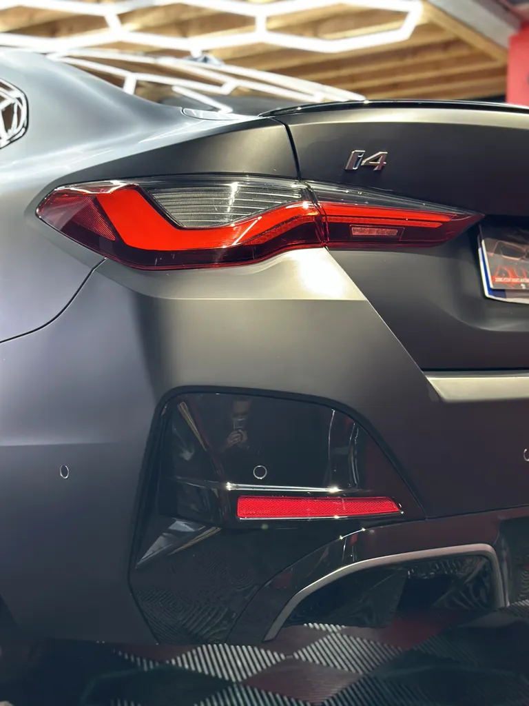Pose de PPF « full-wrap » sur BMW i4 mate – EMB Detailing à Vaugneray, Lyon Ouest & Région