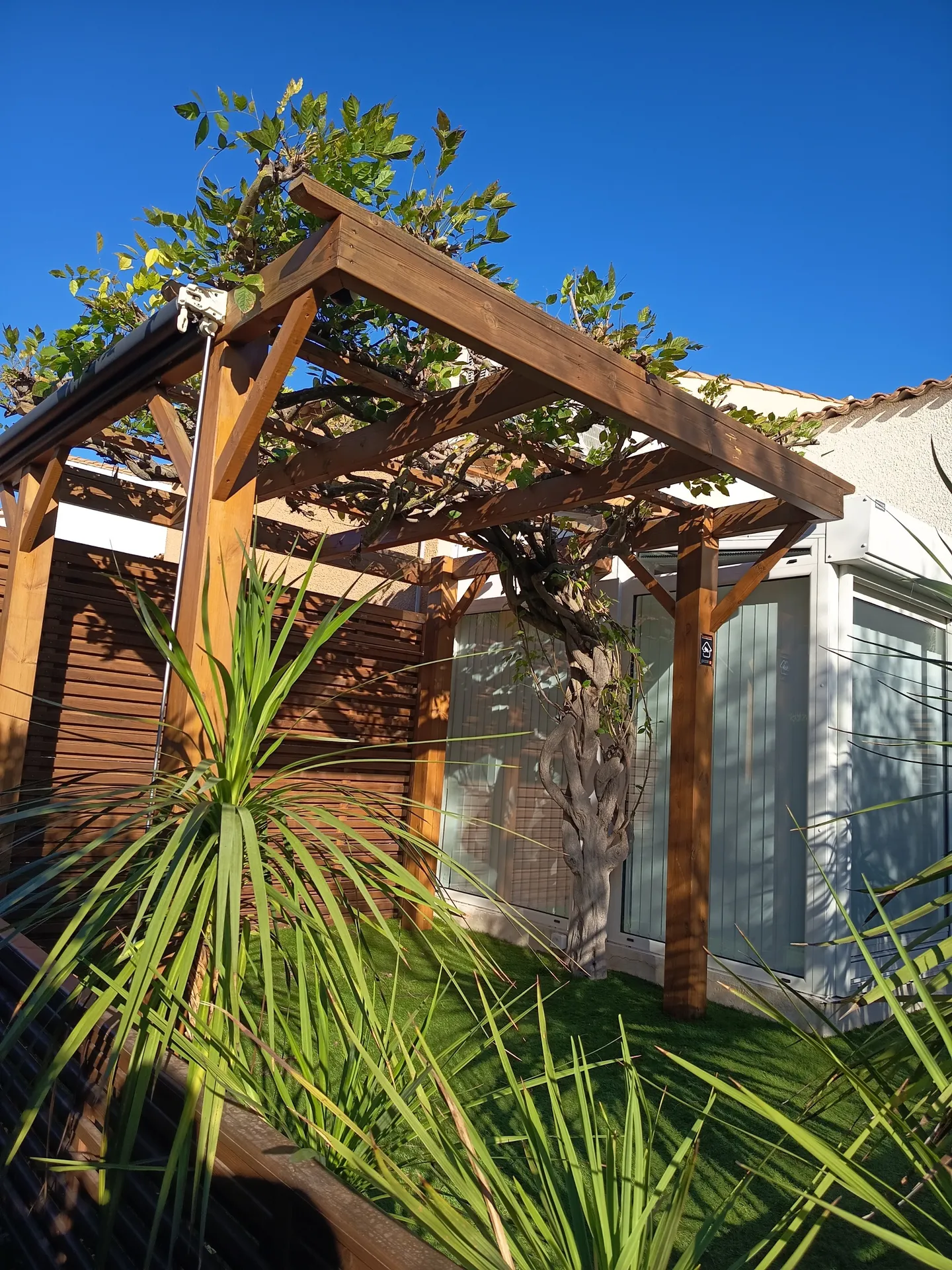 6 ans après, une pergola toujours comme neuve ! La fierté du travail bien fait chez Adgé Bois !