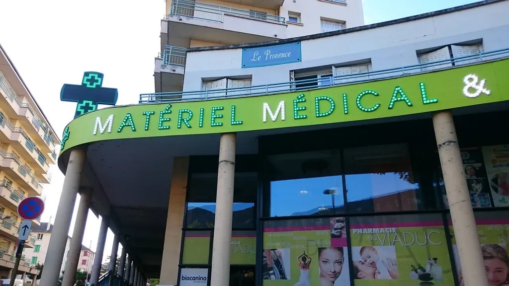 enseigne lumineuse et croix de pharmacie montpellier