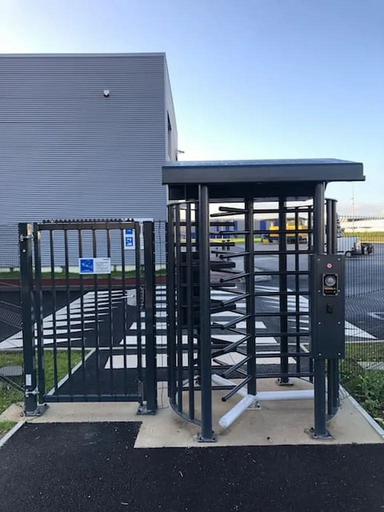 Installation de Systèmes de Contrôle d'Accès, Portails Industriels et Barrières Levantes pour Sites Professionnels à Rouen en Seine-Maritime (76)