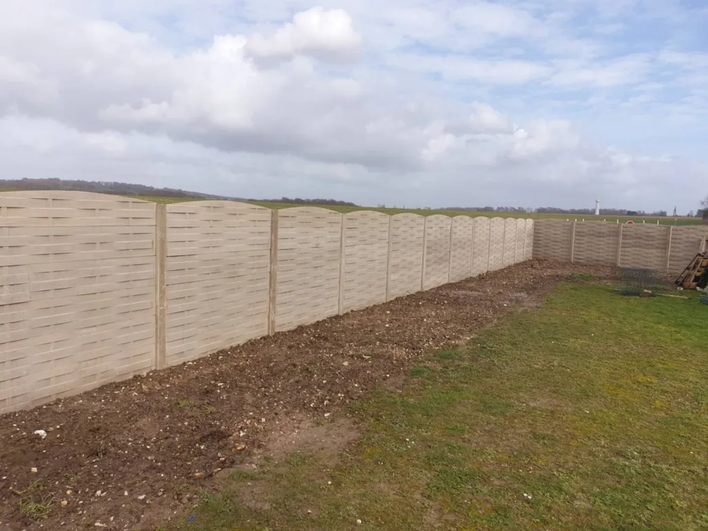 Pose d'une clôture pal béton imitation bois à Petiville