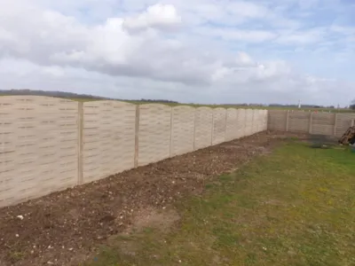 Pose d'une clôture pal béton imitation bois à Petiville