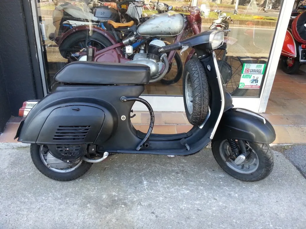 VESPA 50 SIX FOURS LES PLAGES