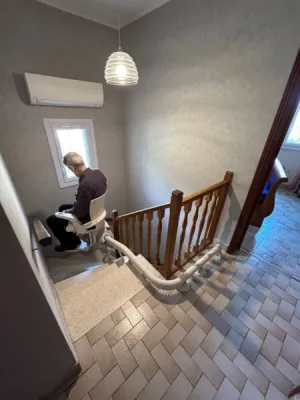 fauteuil monte escalier OTOLIFT Smart dans un escalier 2/4 tournant en intérieur près de Marseille