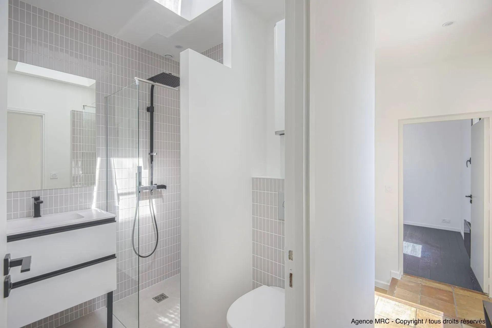 Salle de bain élégante à Marseille 13007 : le savoir-faire de l'Agence MRC en architecture d'intérieur en conception, consultation d'entreprise et suivi travaux