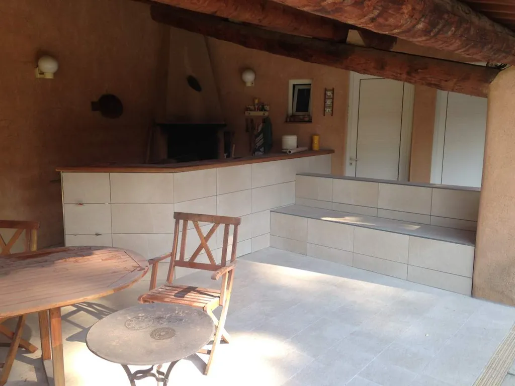 Réalisation d'un carrelage d'un poolhouse à proximité d'Aix en Provence