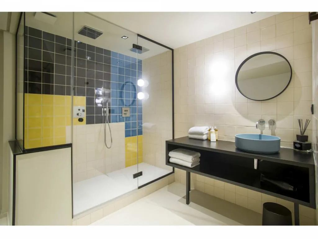 photographe d'architecture intérieure Mihotel La Tour Rose suite Acquaverde salle de bain avec 2 ciels de pluie