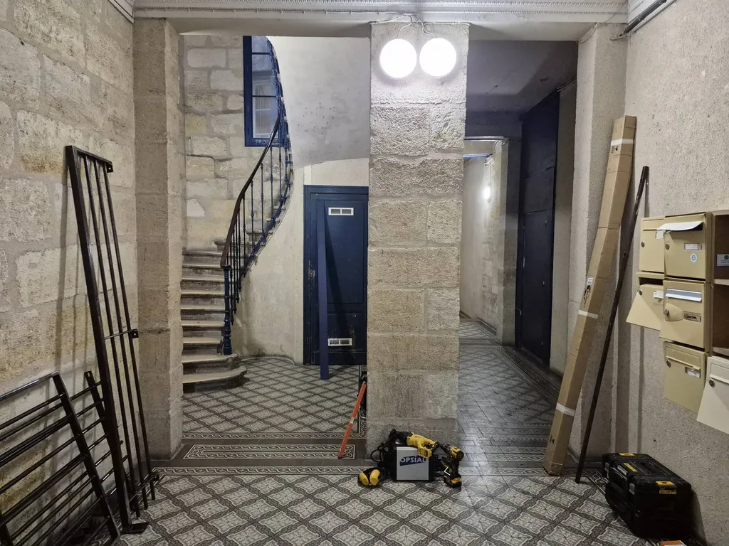 Hall d’immeuble à Bordeaux avant installation des grilles de protection métalliques sur mesure.
