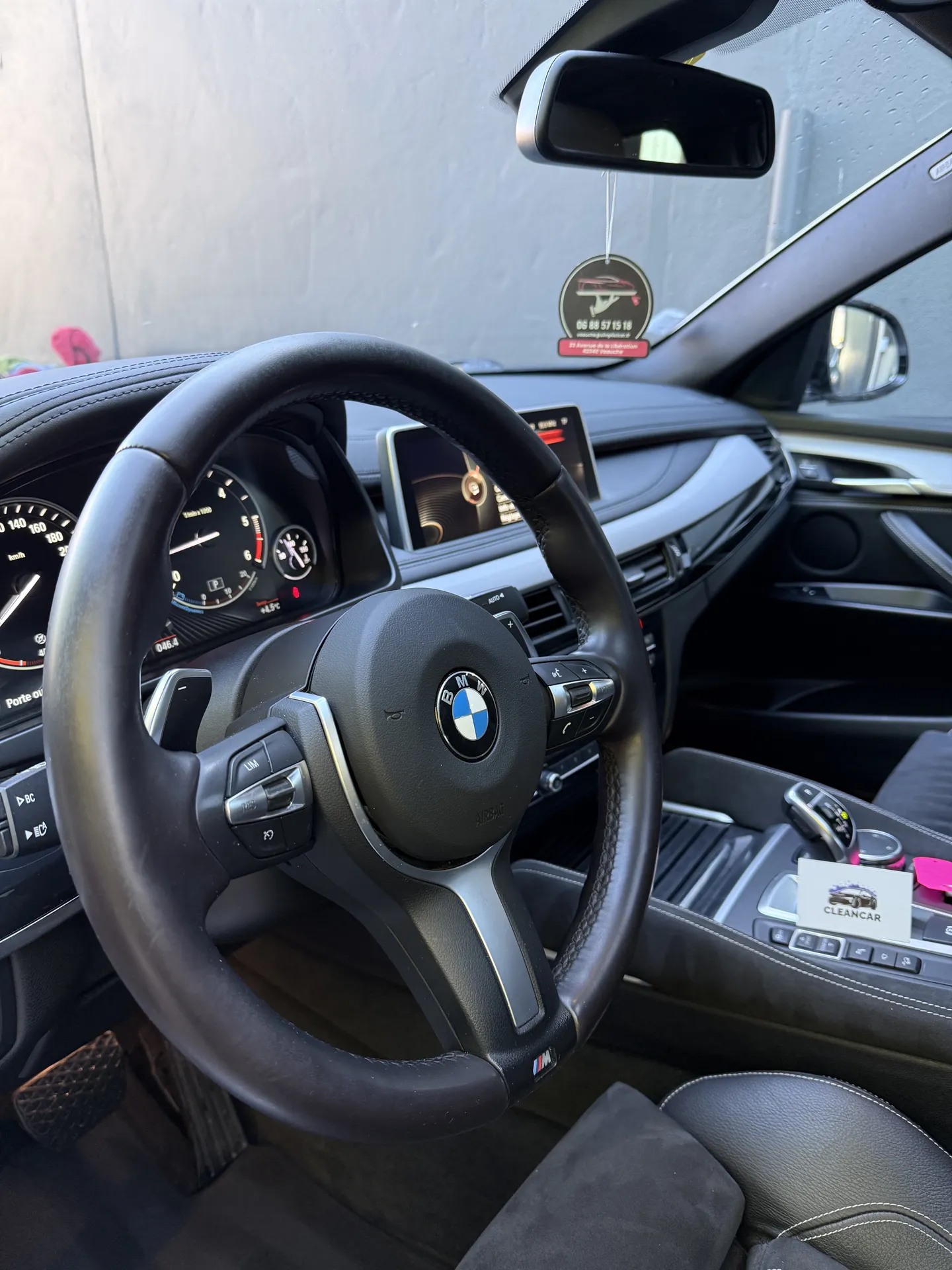 Nettoyage intérieur professionnel d'un BMW X5 à Saint-Étienne : cuir, Alcantara et plastiques