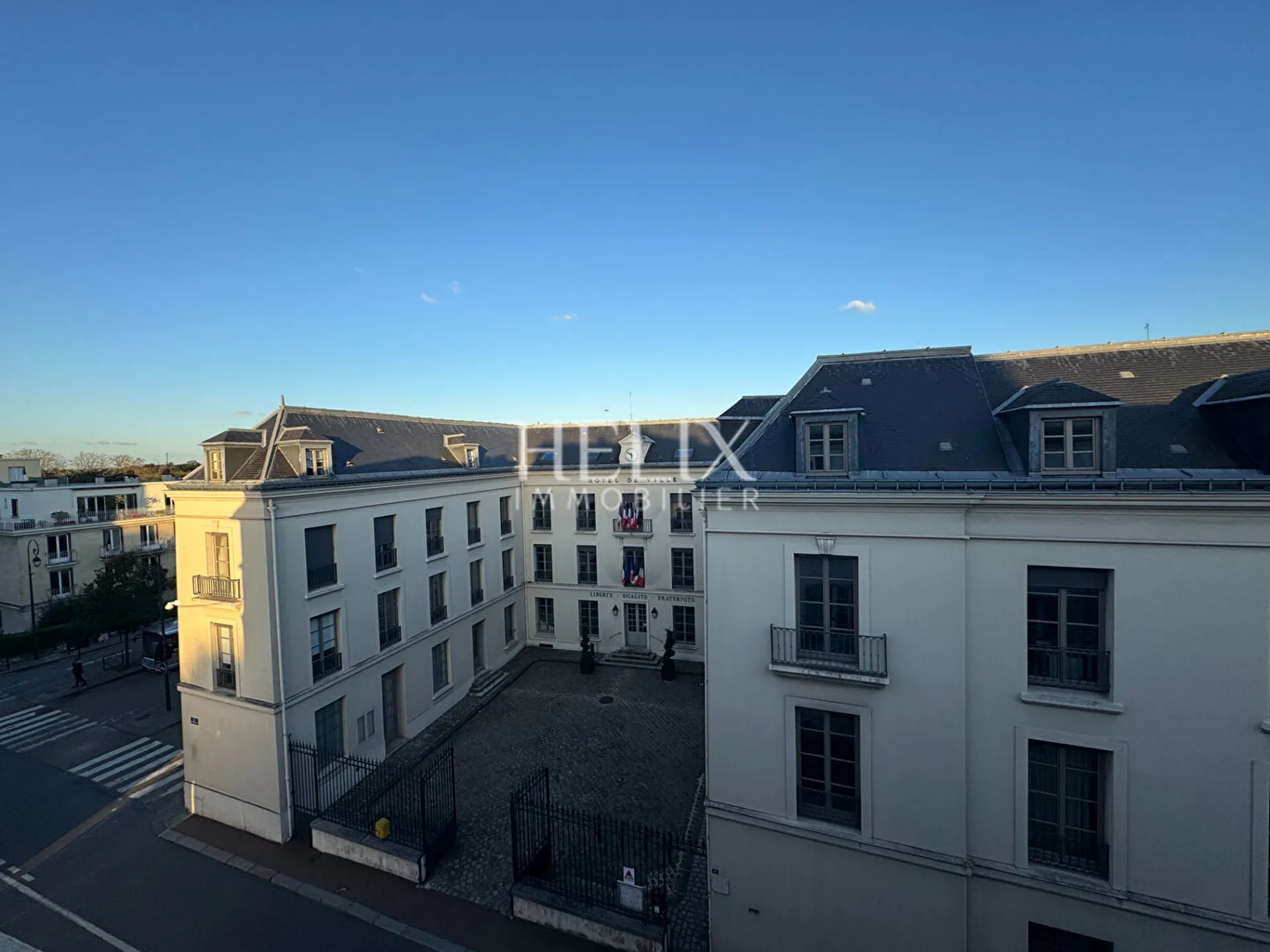 A vendre dans un bel ensemble immobilier du centre de Saint Germain en Laye un appartement deux pièces en dernier étage avec ascenseur
