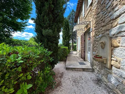 Mormoiron - Domaine viticole, oléicole, 3 gites avec piscine au pied du Mont-Ventoux.