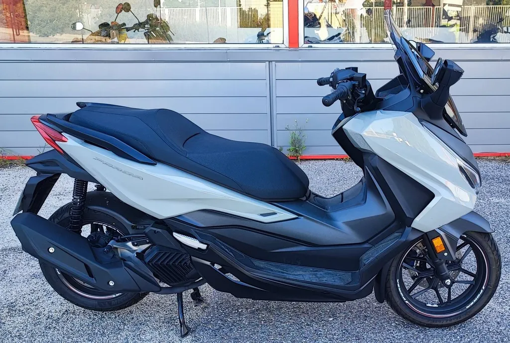 HONDA FORZA 125 DU 10/2024 AVEC 1700 KM