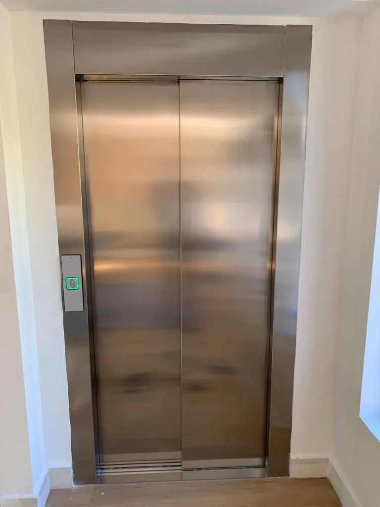Superbe porte télescopique en inox brossé pour cet ascenseur de maison VIMEC en intérieur sur 3 niveaux avec accès d'équerre près de Fréjus entre Aix en Provence et Cannes
