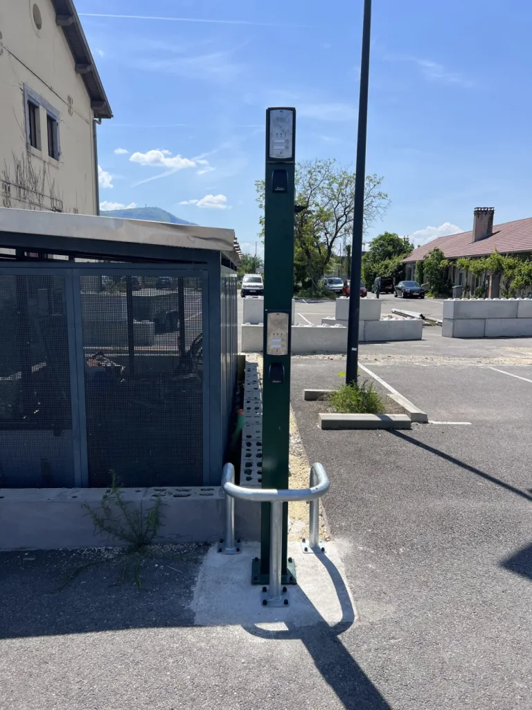 Installation d'un système de contrôle d'accès ALCEA sur un site industriel SNCF à Annemasse pour la gestion des entrées sur le site avec pose de bornes VL PL de 2.50m et étrier de protection