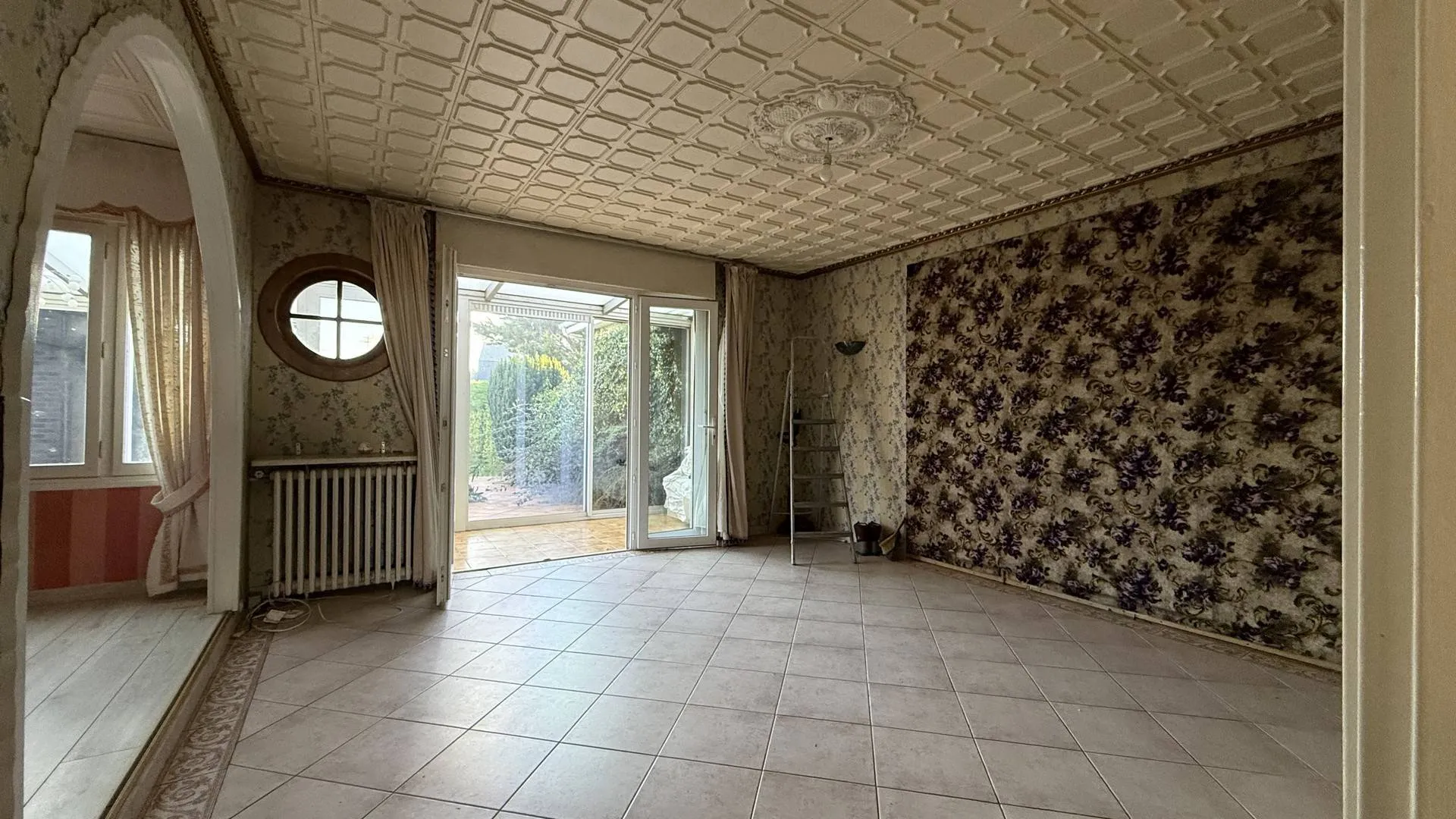 Une salle d’eau, un WC et une distribution fonctionnelle complètent l’espace de plain-pied.