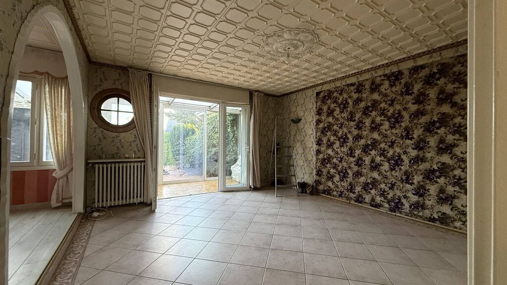 Une salle d’eau, un WC et une distribution fonctionnelle complètent l’espace de plain-pied.