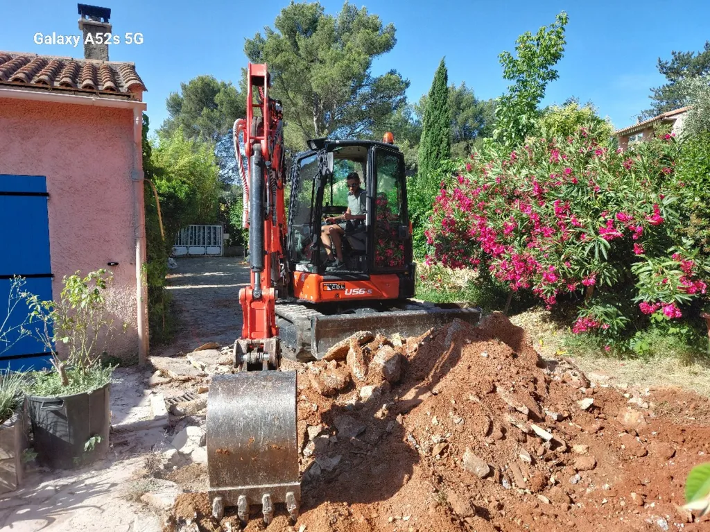 réfection d'une allée de propriété en enrobé de bitume noir sur la commune de Château neuf le rouge dans les Bouches-du-Rhône 