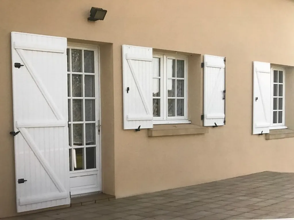 Volets en PVC blanc posés sur aix en provence