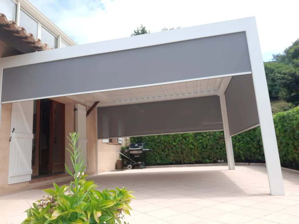 Installer un store toiles vertical sur une pergola bioclimatique à Cannes